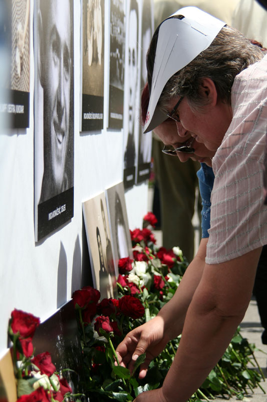 Krug za trg - slike ubijenih - cvijeće