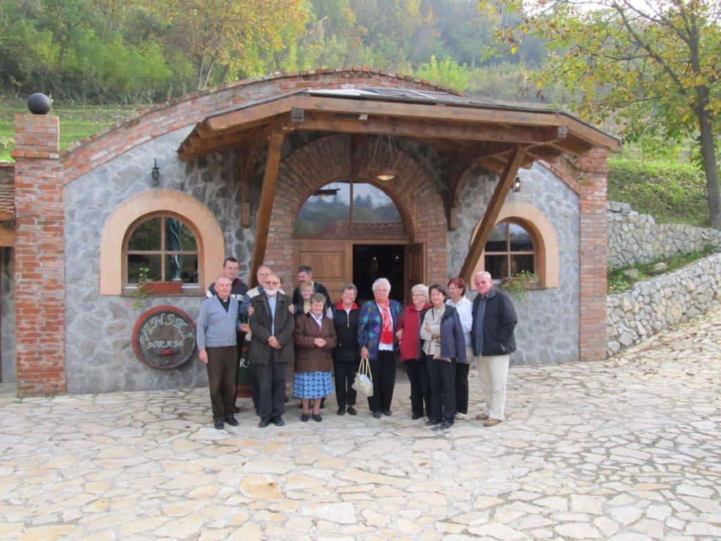 Na seoskom imanju pred vinskim hramom obitelji Jakševac