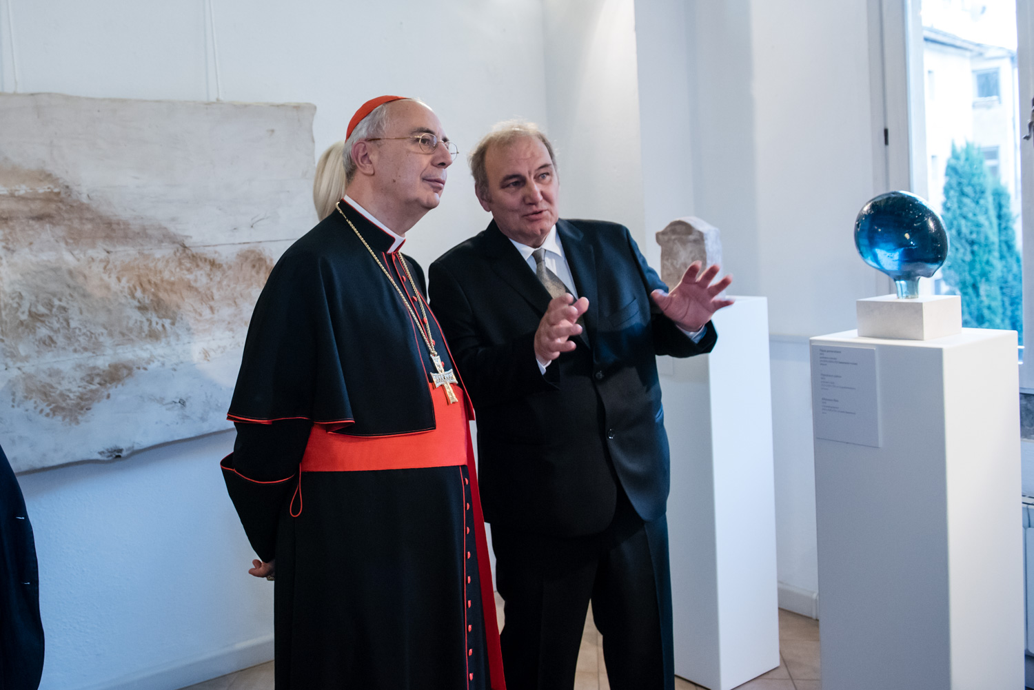 Kardinal Mamberti s autorom na rimskoj izloºbi koju je otvorio