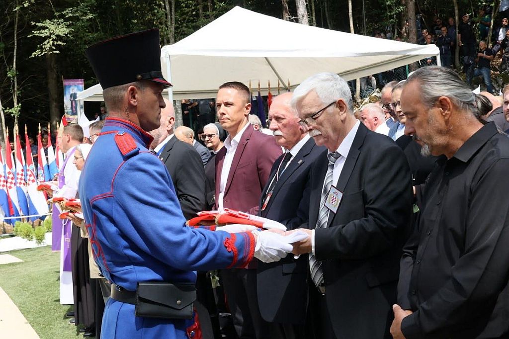 Jazovka predaja zastave 3