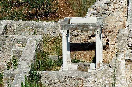 Uvala Lovrečina - Brač - Krstionica Sv. Lovre