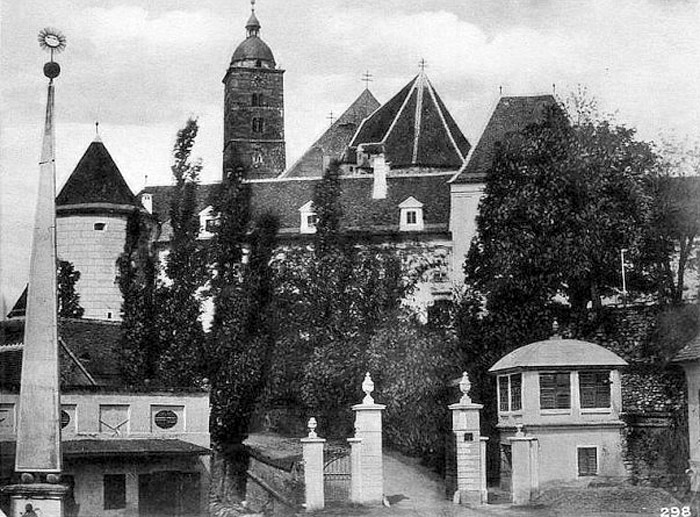 Istočni portal nadbiskupskog vrta - Vlaška - obeliks