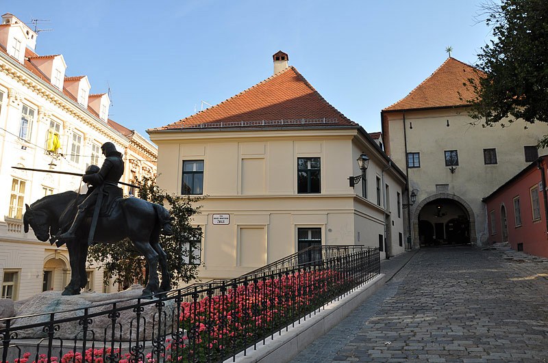 1 Trg Brace Hrvatskoga Zmaja