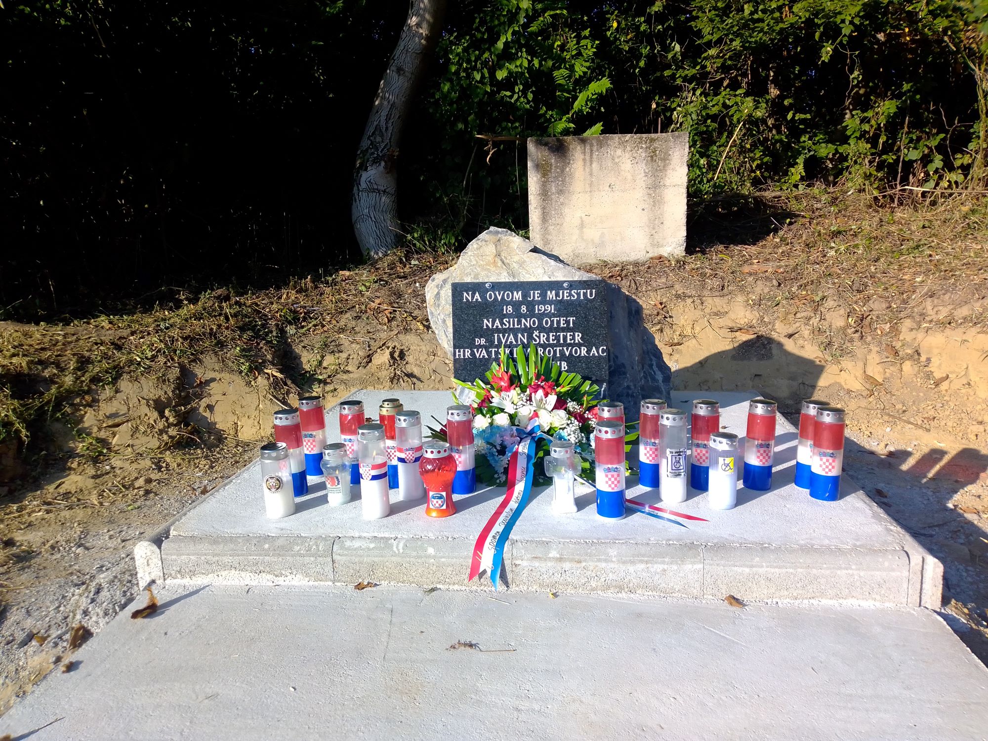 Spomen ploca na mjestu cetničke barikade u Kukunjevcu