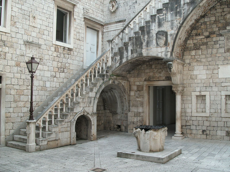 Knežev dvor