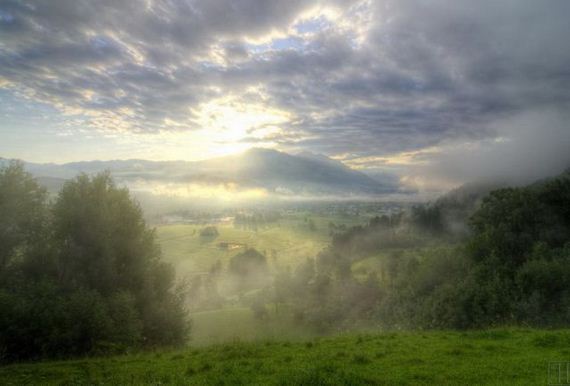 Brežuljak - magla - planet zemlja